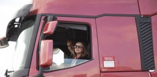 Yol açın…Renault Trucks direksiyonunda kadın sürücü var!